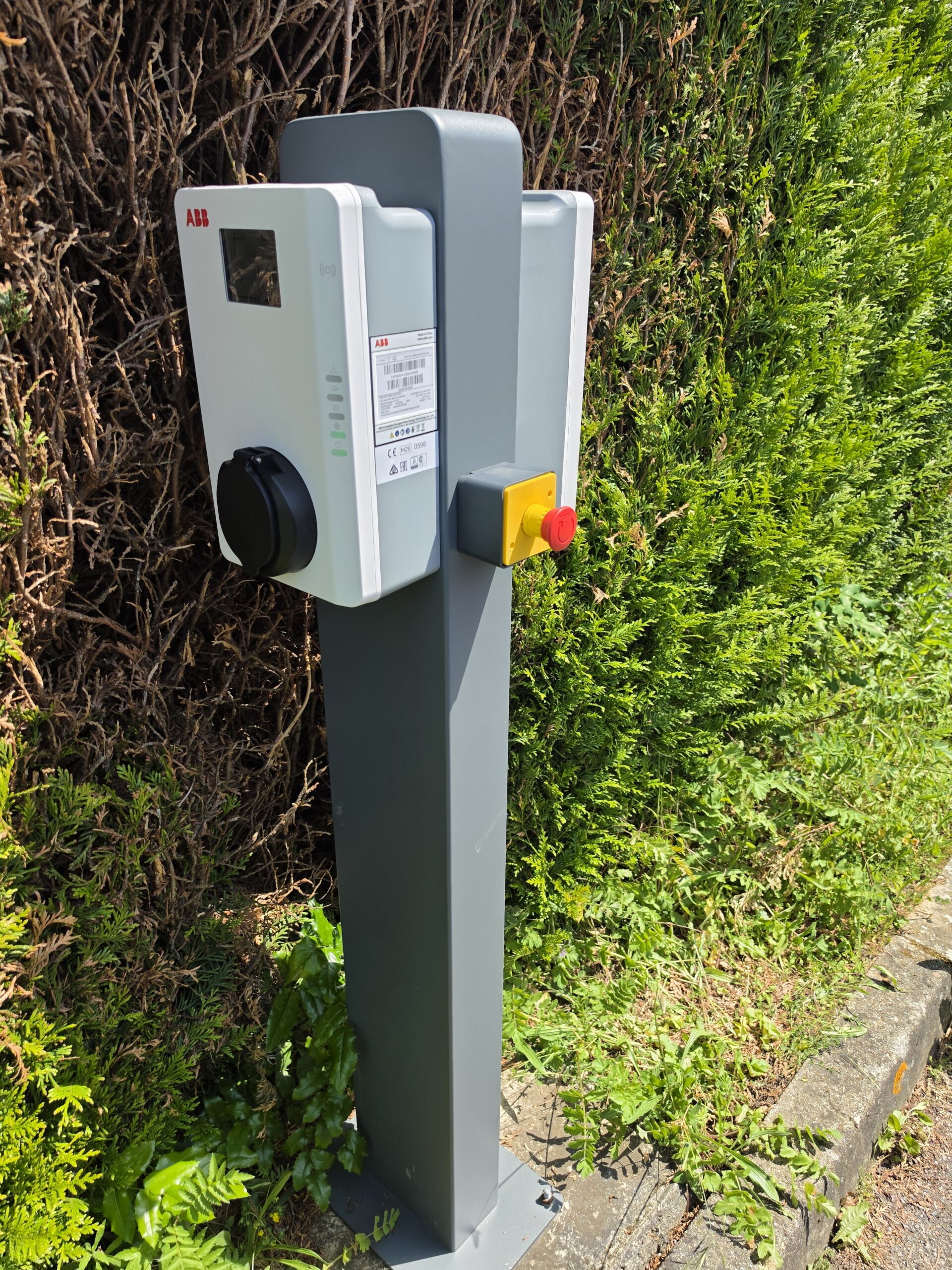 Borne de recharge ABB installée en extérieur par Domotech